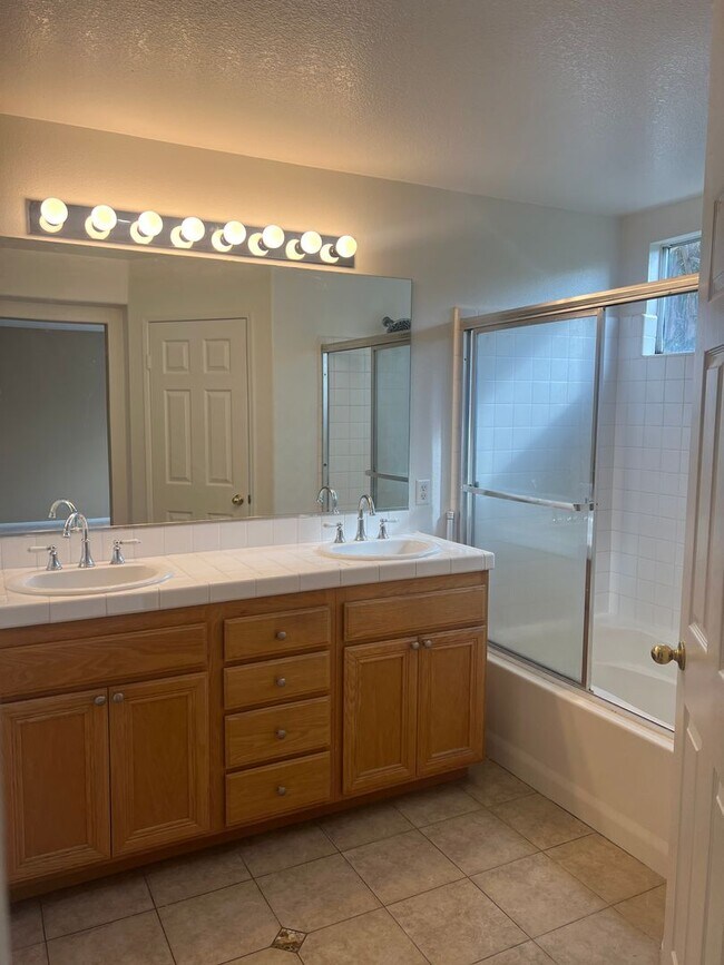 Building Photo - The Meadows Condo in Camarillo