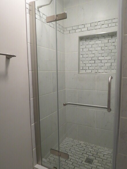 2nd Floor Full Bath - 1532 N College Ave