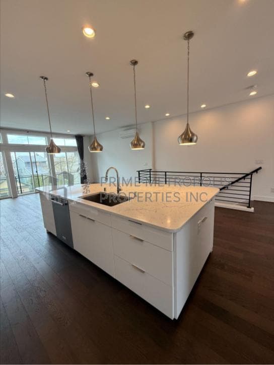 Building Photo - 2142 10th Ave W