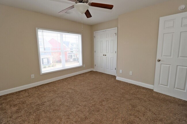 Building Photo - Charming 2 Bedroom, 2.5 Bath Townhouse Available in Hampton Forest!