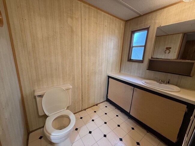 Building Photo - 2 bedroom, 1 bath Mobile Home