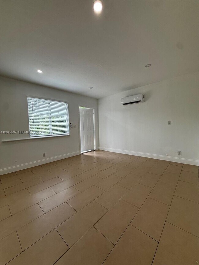 Building Photo - 6723 NE Miami Pl