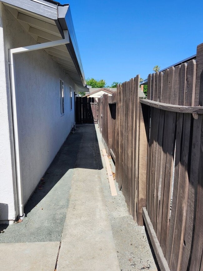 Building Photo - 3/2- Newly Renovated & Energy Efficient in...