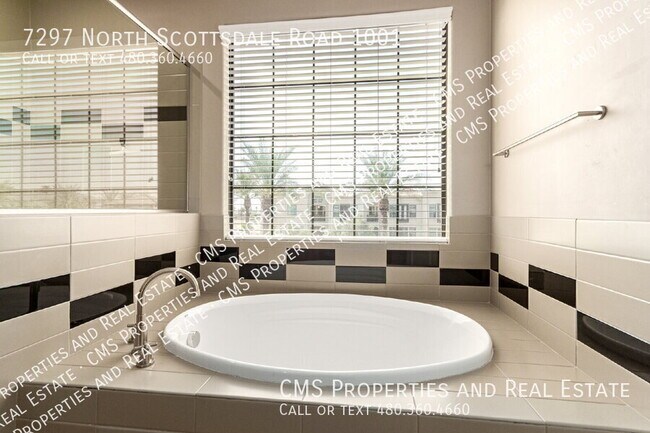 Building Photo - 7297 N Scottsdale Rd