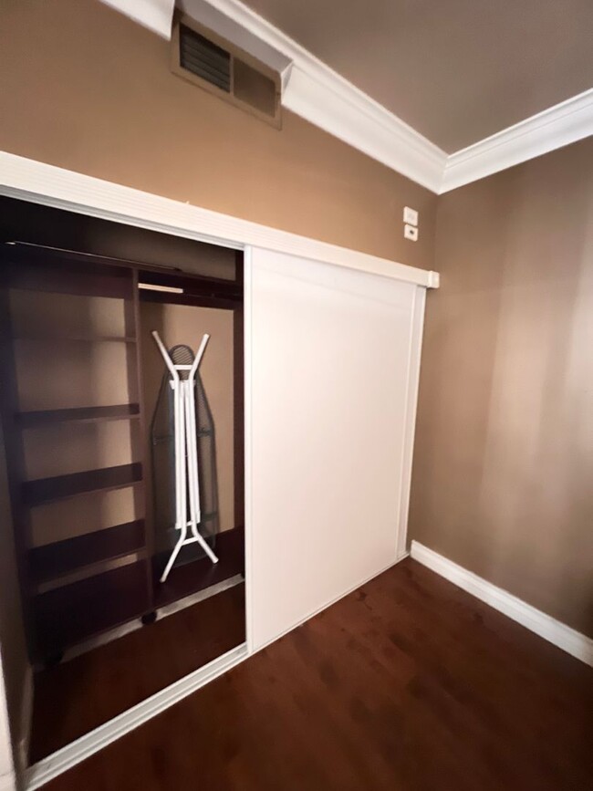 Building Photo - Fully furnished (Short Term Available) / G...