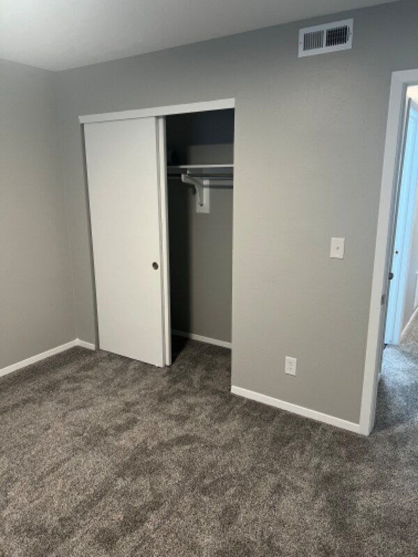 Building Photo - 615 S Mt Carmel St