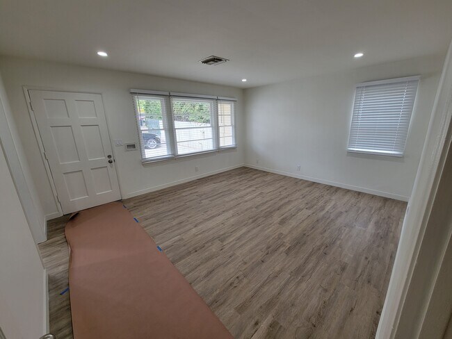 Living Room - 3052 Honolulu Ave