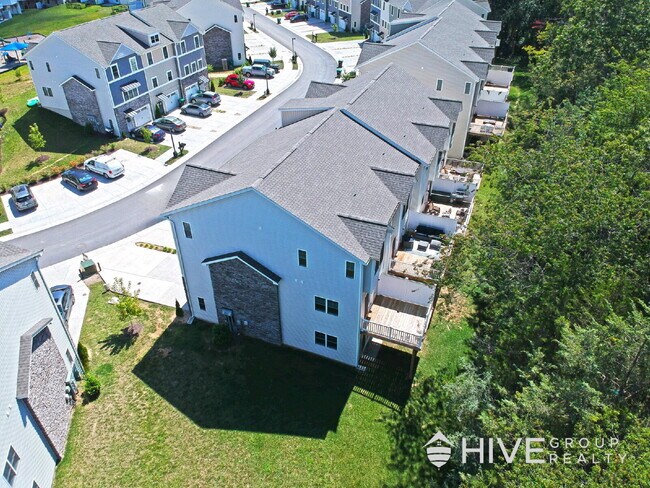 Building Photo - Beautiful End-Unit Townhouse with Pond Vie...