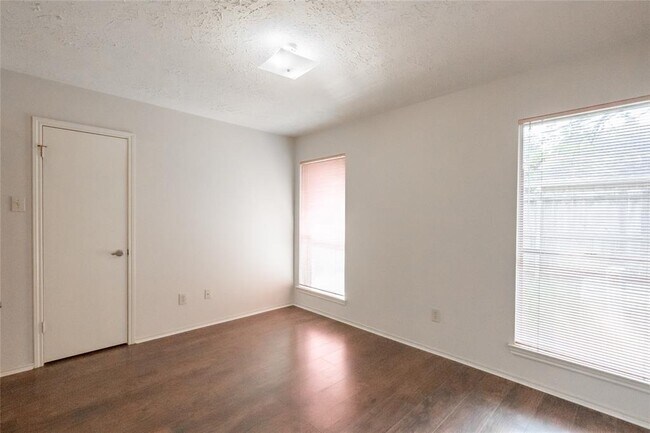 Building Photo - 2034 Creek Valley Ln