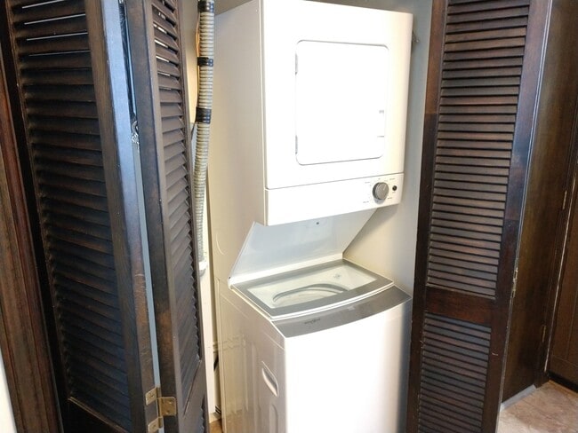 Building Photo - 2 Bedroom Duplex located on East Side of MHK!