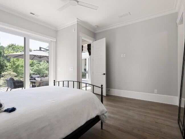 Building Photo - Spacious Elegance Awaits!