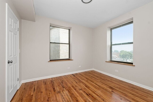 Building Photo - Two Bedroom Condo Unit in South Shore!