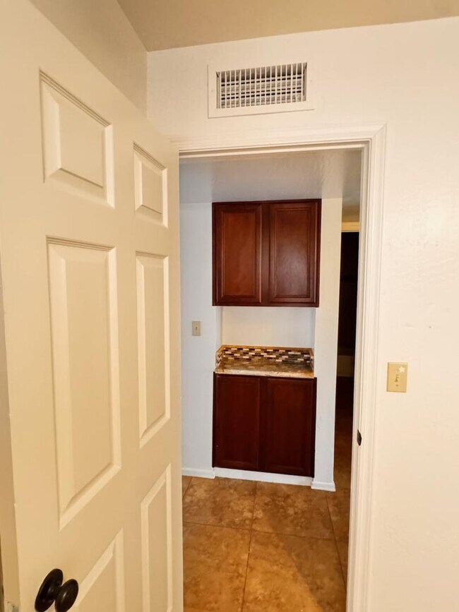 Building Photo - 1043 S Rose