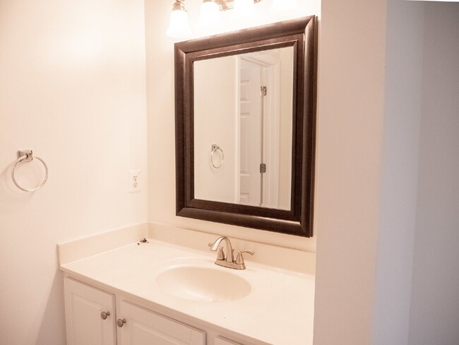 Building Photo - Your Dream Townhome Awaits!