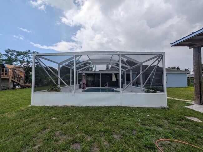 Building Photo - 625 Coconut Ave N