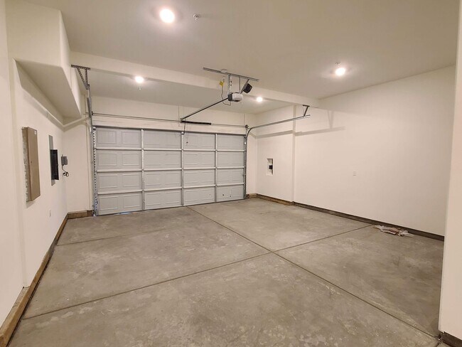 Building Photo - BEAUTIFUL BRAND NEW "NEXT-GEN" HOME W/ SOLAR & SIERRA VIEWS!!