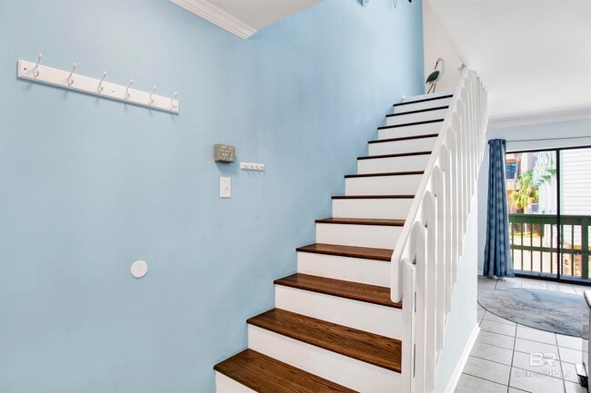 Building Photo - 554 E Beach Blvd