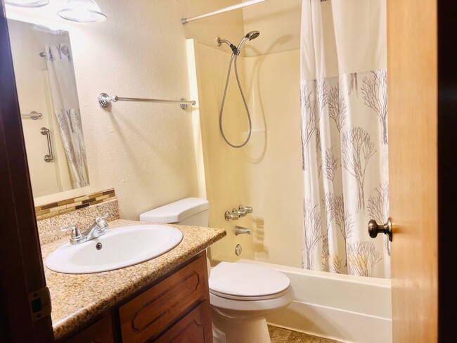 Building Photo - Eastside Olympia/ Must See! Available Now-2bd 1bath