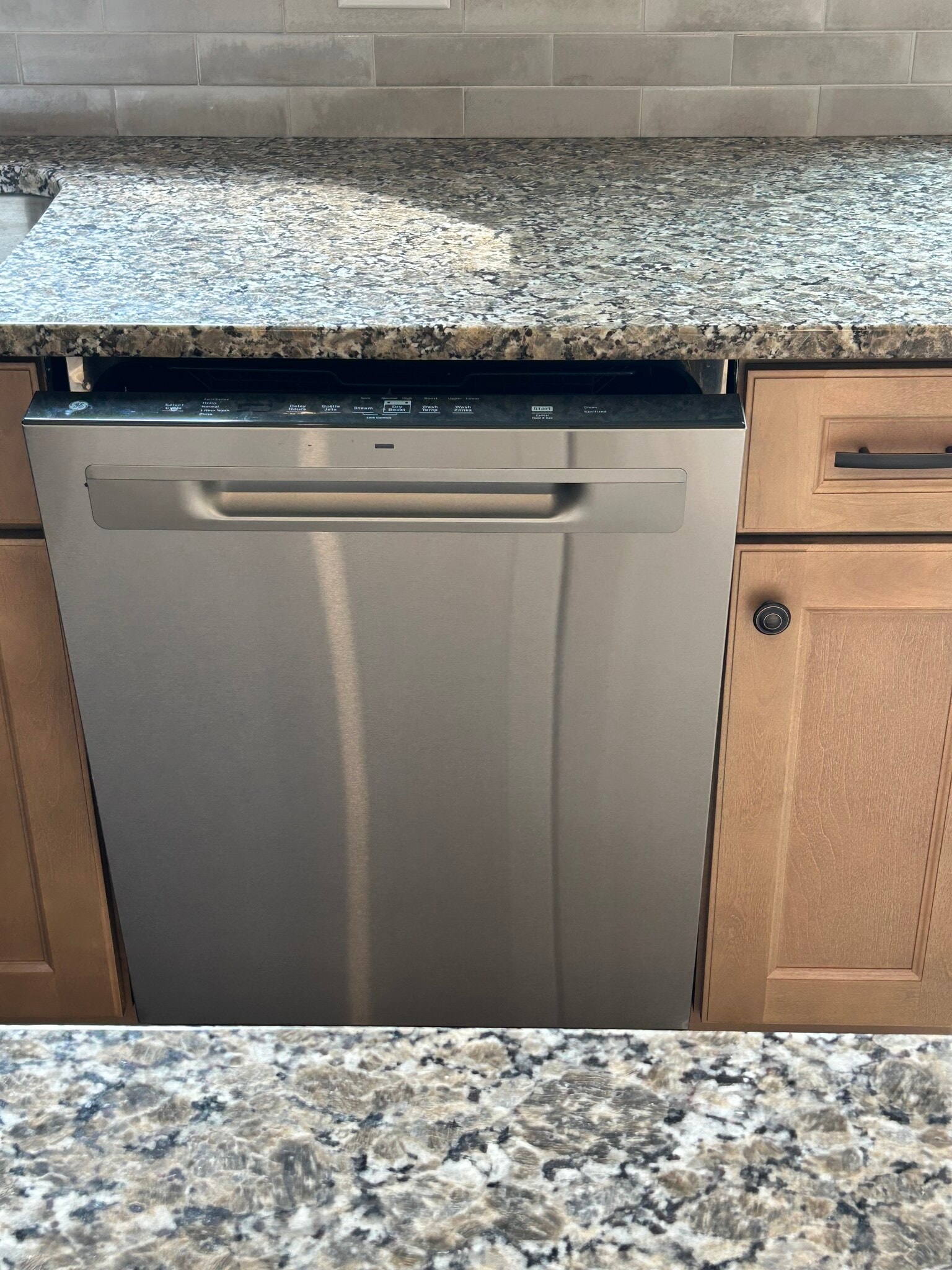 Stainless steel Dishwasher - 556 Becker St