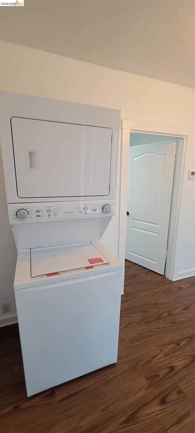 Building Photo - 1325 E 21st St