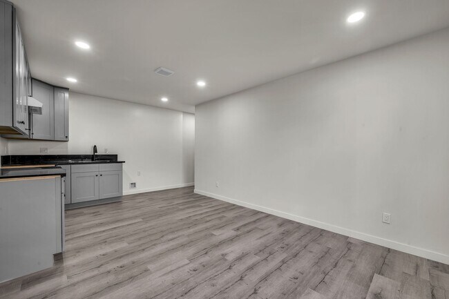 Building Photo - 5842-5840 Denver Ave