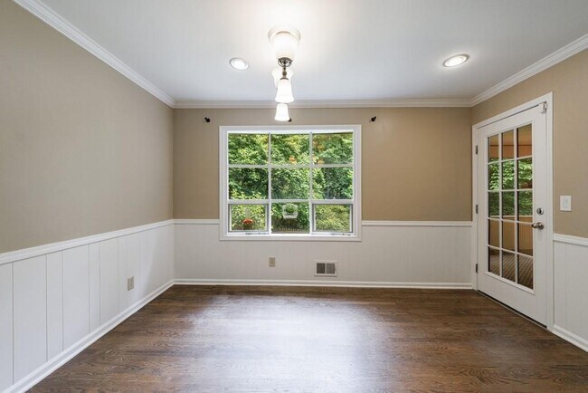 Building Photo - 10565 Shallowford Rd