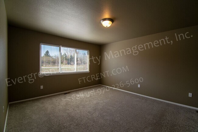 Building Photo - 3 bed, 3 bath Corner Lot in the Maple Hill...