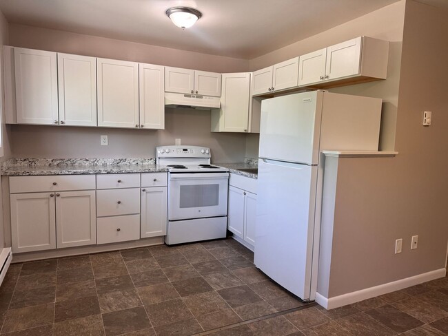 Building Photo - 2 bedroom, 1 bathroom in West Lebanon
