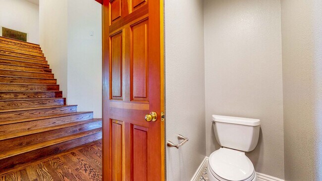 Building Photo - Beautiful 4 bedroom 3.5 bath Home with 2 c...