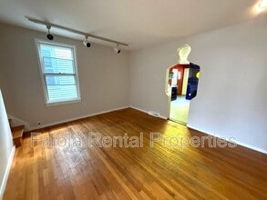 Building Photo - 827 Church St