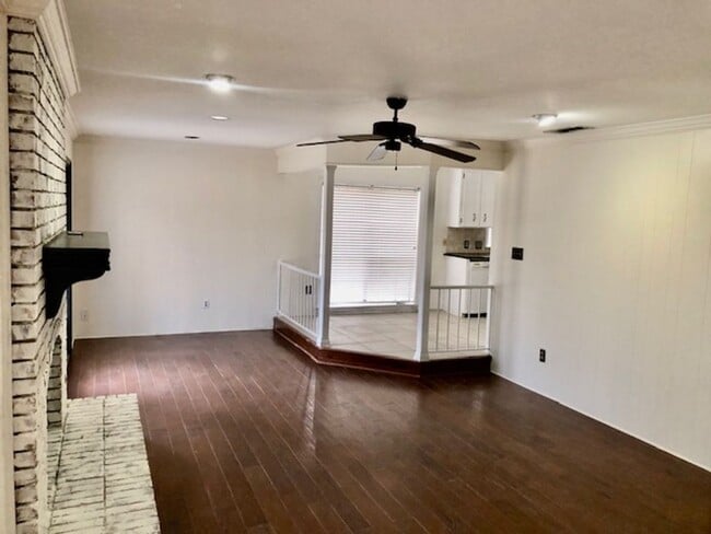 Building Photo - UPDATED IN TOWN SOUTH-LARGE 4/3 BRICK HOME-VERY NICE