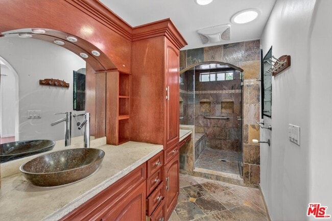 Building Photo - 626 Jamestown Rd