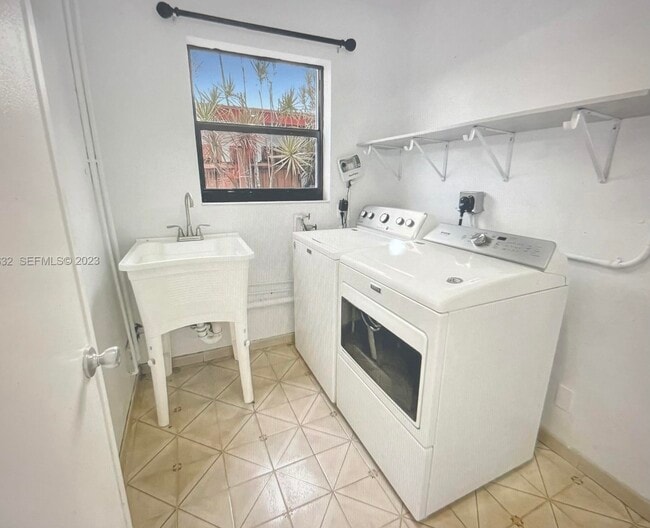 Building Photo - 3813 NE 16th Terrace