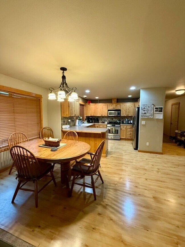 Building Photo - Beautiful Lodge-Style Single Level 3 Bedroom Home in Mountain Pines!