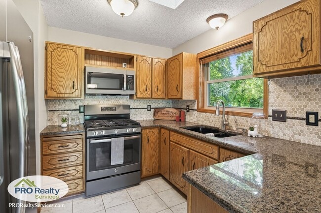 Building Photo - 4 Bedroom Home in Maple Grove