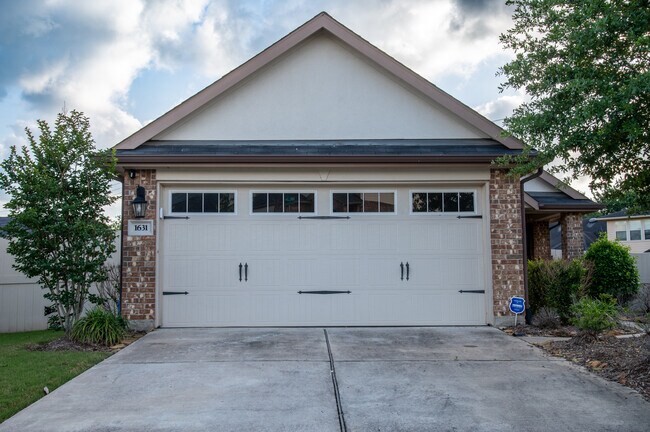 Primary Photo - 1631 City Pass Ln
