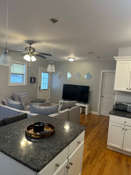 Building Photo - 39 Bourne St