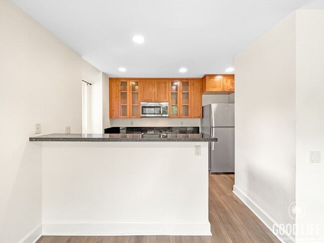 Building Photo - Beautiful 2BD/2BA Condo in La Jolla W/ Pri...