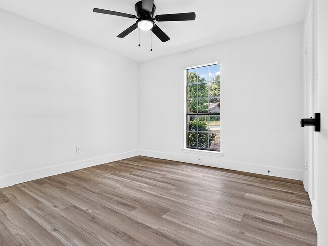 Building Photo - 1109 Wood Creek Cir