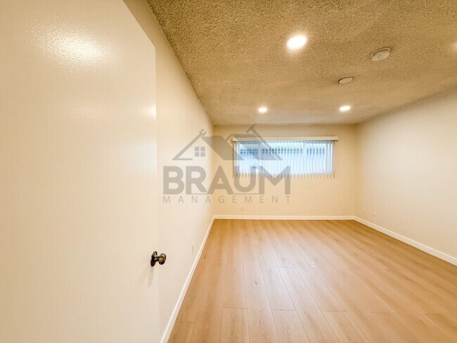 Building Photo - 6041 Whitsett Ave