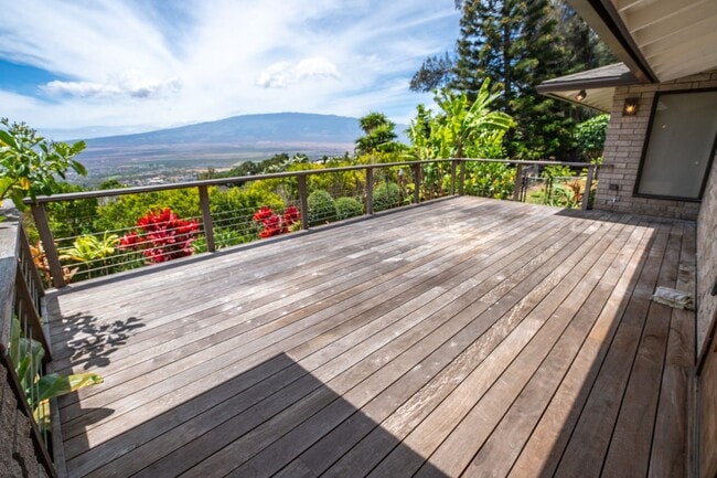 Building Photo - Beautiful Custom Built Home in Wailuku Heights, 2 Bed/3 Bath with Flex Room, Magnificent Ocean/Mo...