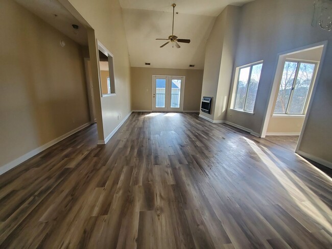 Building Photo - 3374 Galleria Dr