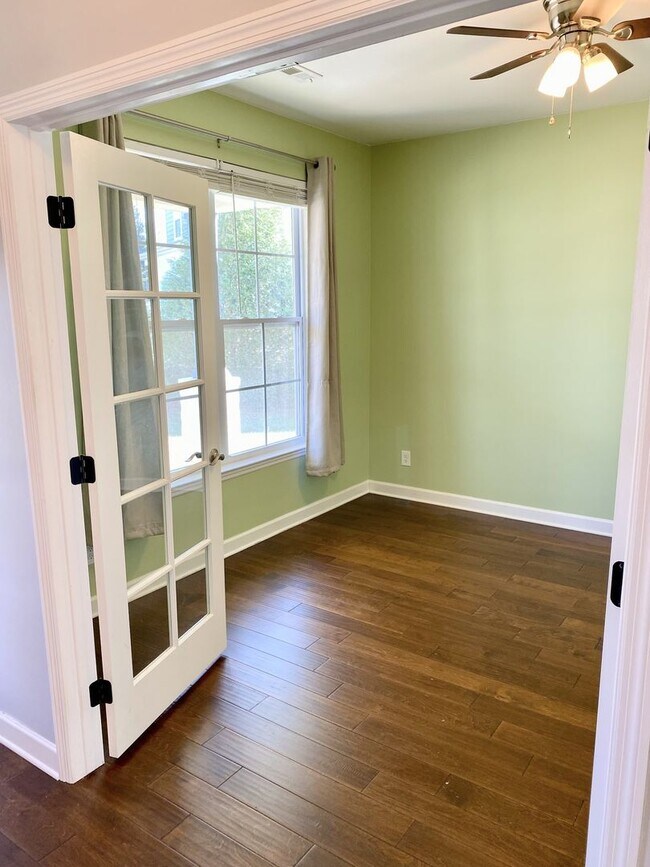 Building Photo - Great Location!! - 3 bedroom 2.5 bath home