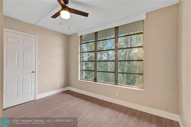 Building Photo - 3051 S Palm Aire Dr