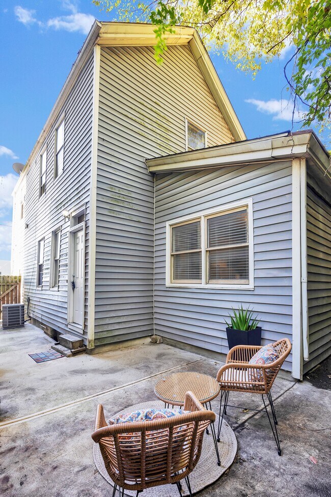 Building Photo - 2602 Riverside Dr