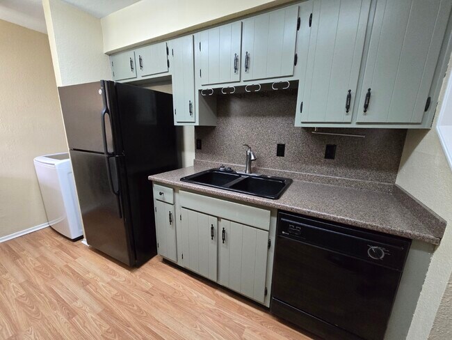 Building Photo - 5669 Birchmont Dr