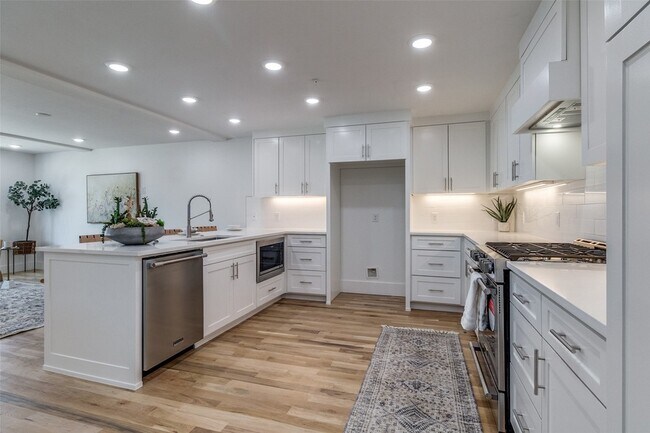 Building Photo - 4701 San Jacinto St