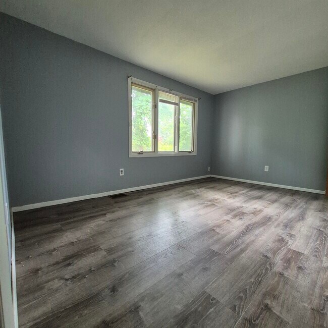 Building Photo - 12 Oakwood Dr