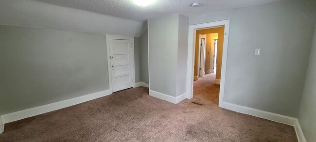 Building Photo - Stunning 5 Bedroom, 2 Bathroom Home in Minneapolis! Available 3/1/2026-Section 8 Accepted