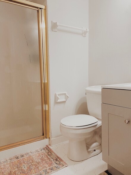 Master Bathroom - 302 Springview Ln
